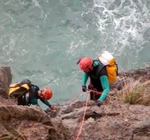Dos agentes del Grupo de Montaña de la Guardia Civil inspeccionando los alrededores del Torrente de na Mora, donde desapareció el excursionista. Dos agentes del Grupo de Montaña de la Guardia Civil inspeccionando los alrededores del Torrente de na Mora, donde desapareció el excursionista.