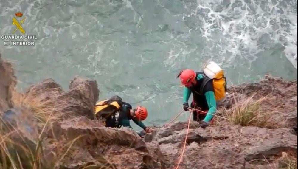 Dos agentes del Grupo de Montaña de la Guardia Civil inspeccionando los alrededores del Torrente de na Mora, donde desapareció el excursionista. 