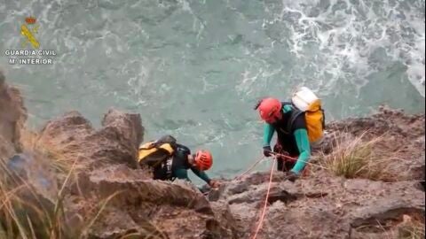 Dos agentes del Grupo de Monta&ntilde;a de la Guardia Civil inspeccionando los alrededores del Torrente de na Mora, donde desapareci&oacute; el excursionista.