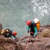 Dos agentes del Grupo de Montaña de la Guardia Civil inspeccionando los alrededores del Torrente de na Mora, donde desapareció el excursionista. 