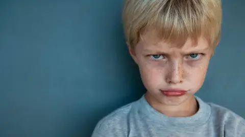 Niño enfadado Niño enfadado