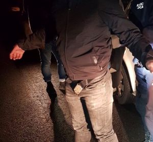 Agentes de la Policía Local de Elche con una de los arrestados. Agentes de la Policía Local de Elche con una de los arrestados.