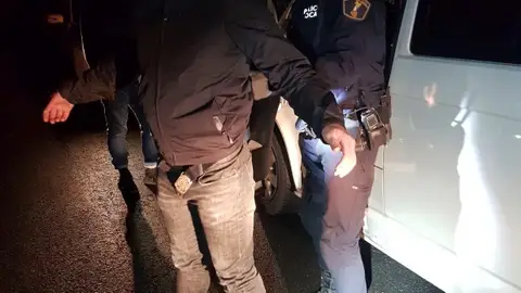 Agentes de la Policía Local de Elche con una de los arrestados. Agentes de la Policía Local de Elche con una de los arrestados.