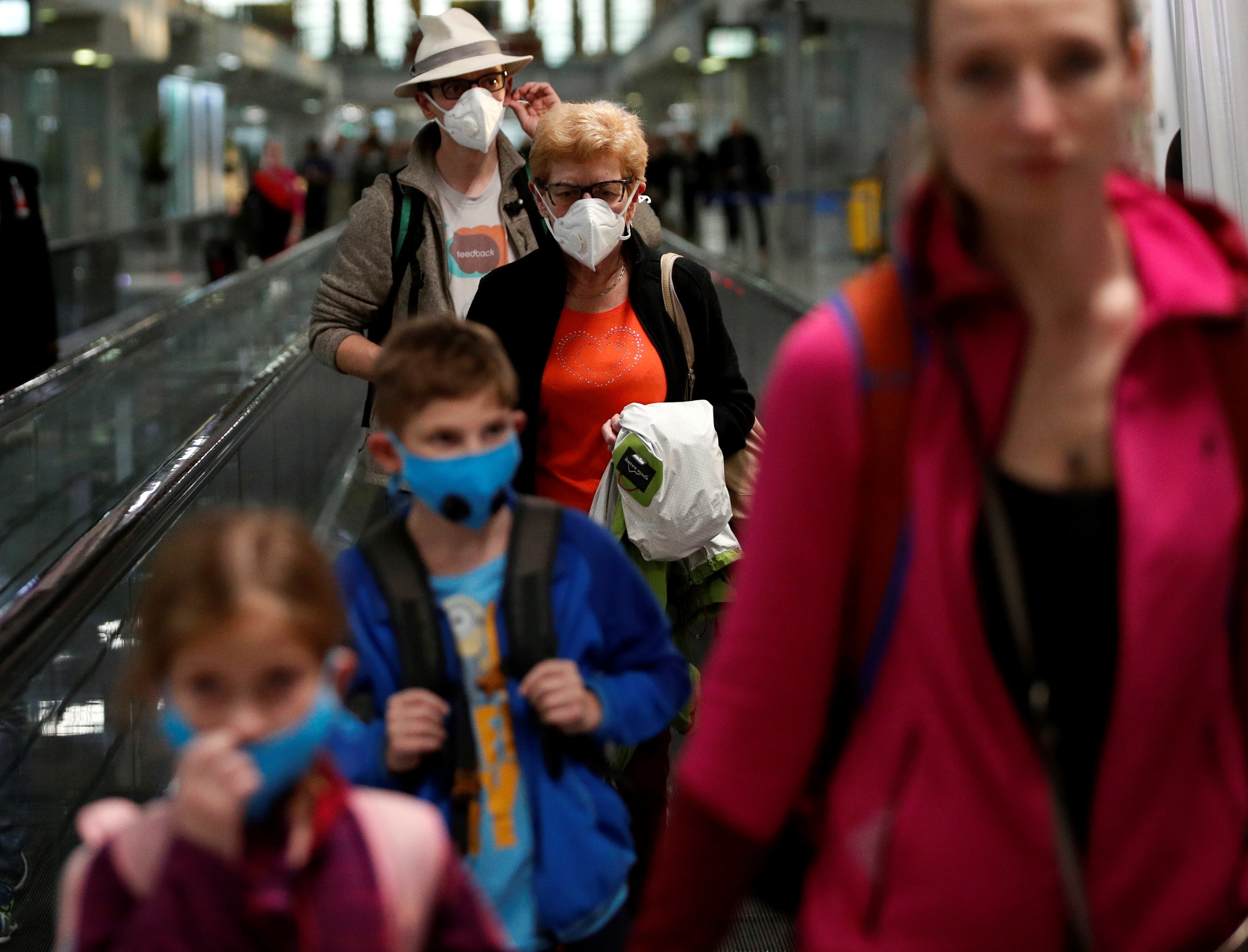 Las aparadoras de Elche se unen para coser batas y mascarillas contra el coronavirus Las aparadoras de Elche se unen para coser batas y mascarillas contra el coronavirus