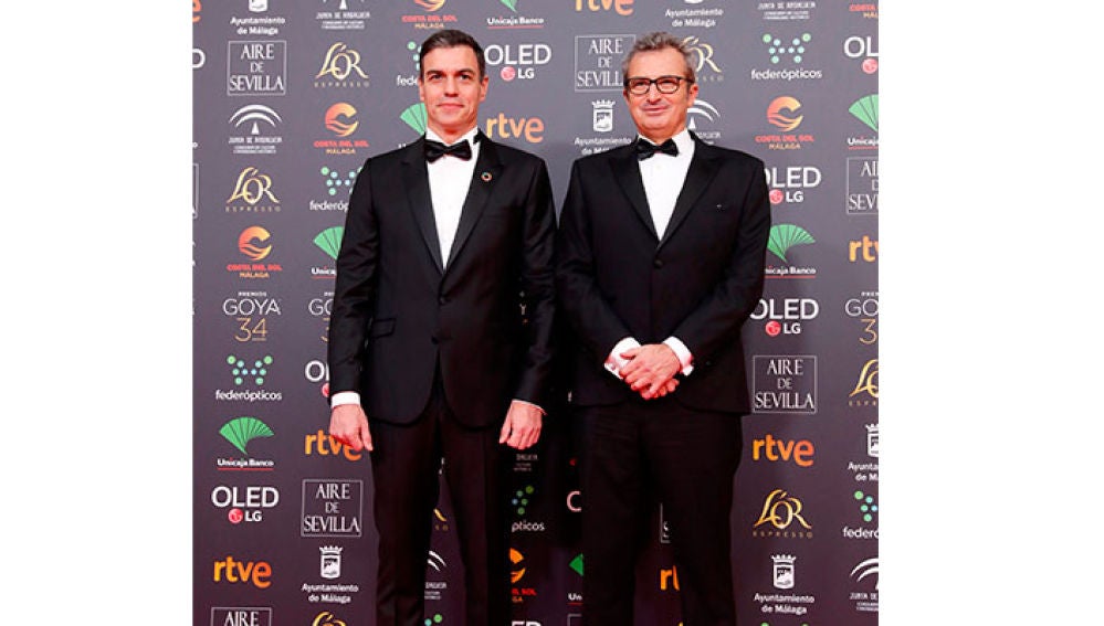 Pedro Sánchez junto al presidente de la Academia, Mariano Barroso