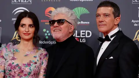 Pedro Almodóvar con Antonio Banderas y Penélope Cruz. Pedro Almodóvar con Antonio Banderas y Penélope Cruz.