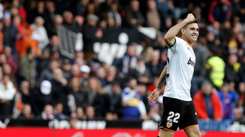 Maxi G&oacute;mez celebra su gol con el Valencia CF. 