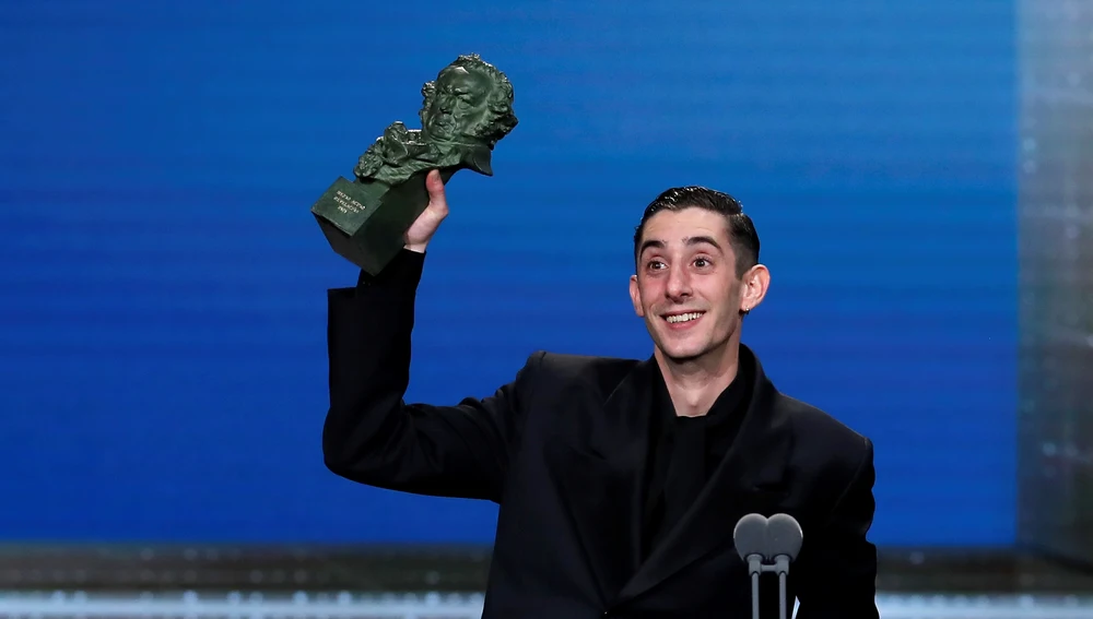 Enric Auqer recibe el Goya a mejor actor revelación por 'Quien a hierro mata'