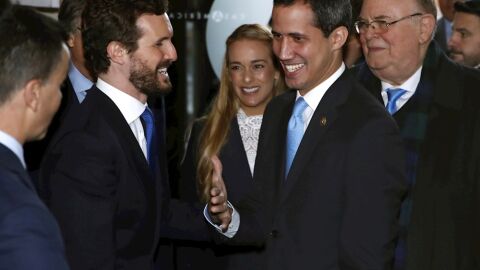 El presidente del PP, Pablo Casado, saluda al presidente de la Asamblea Nacional de Venezuela, Juan Guaid&oacute;