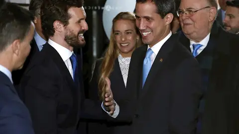 El presidente del PP, Pablo Casado, saluda al presidente de la Asamblea Nacional de Venezuela, Juan Guaidó El presidente del PP, Pablo Casado, saluda al presidente de la Asamblea Nacional de Venezuela, Juan Guaidó