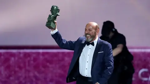 Javier Ruibal recibe el Goya a mejor canción original Javier Ruibal recibe el Goya a mejor canción original