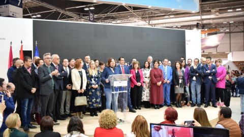 Patricia Franco durante su visita al stand de CLM en Fitur