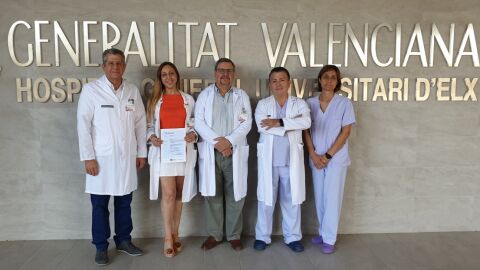 Integrantes de la UCI Quir&uacute;rgica del Hospital General de Elche junto al director de &eacute;ste.