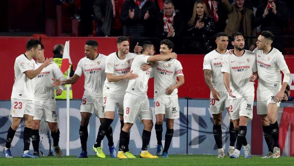 Los jugadores del Sevilla celebran su gol. 