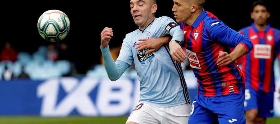 Iago Aspas lucha por un balón ante el Eibar. Iago Aspas lucha por un balón ante el Eibar.