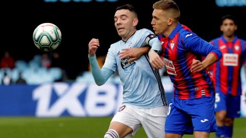 Iago Aspas lucha por un bal&oacute;n ante el Eibar. 