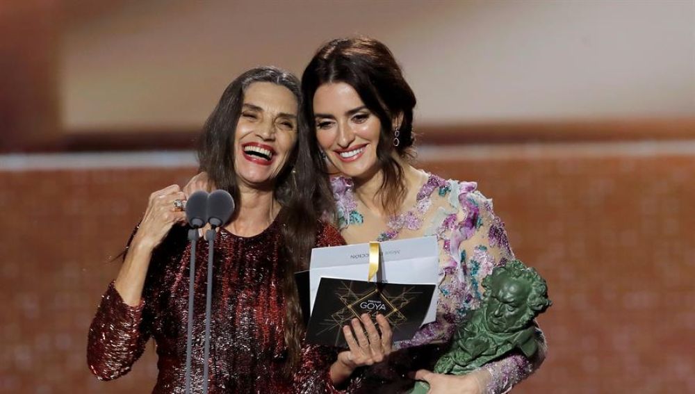 Ángela Molina y Penélope Cruz leen el premio a mejor director para Pedro Almodóvar