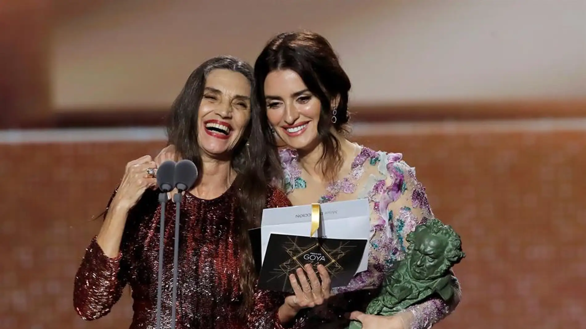 Ángela Molina y Penélope Cruz leen el premio a mejor director para Pedro Almodóvar