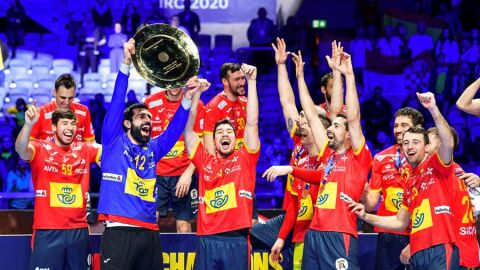 Los jugadores de la Selecci&oacute;n Espa&ntilde;ola celebran el Europeo de balonmano. 