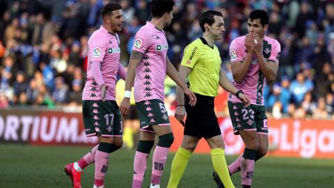 Los jugadores del Betis protestan al &aacute;rbitro.