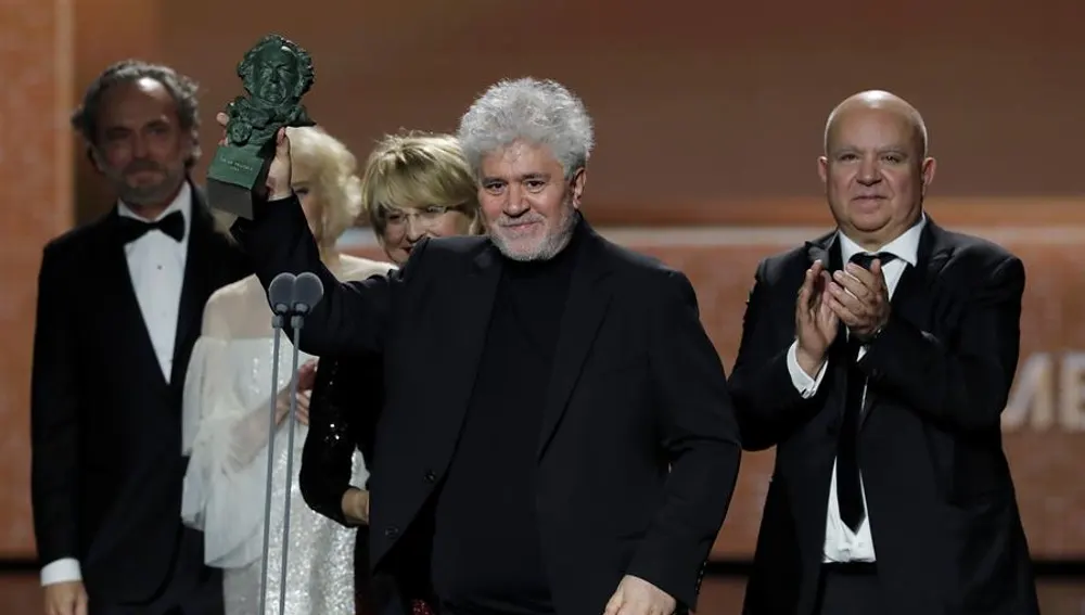 Pedro Almodóvar triunfa en los Goya con su película más personal
