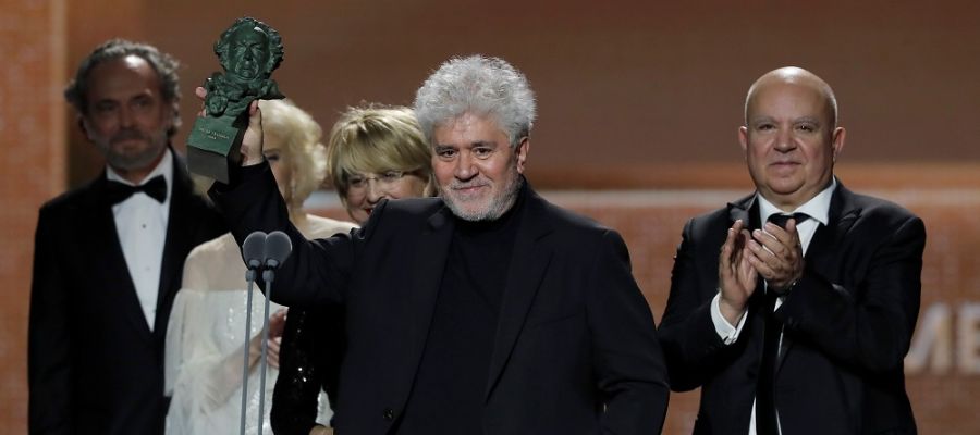 Almodóvar tras recoger un Goya Almodóvar tras recoger un Goya