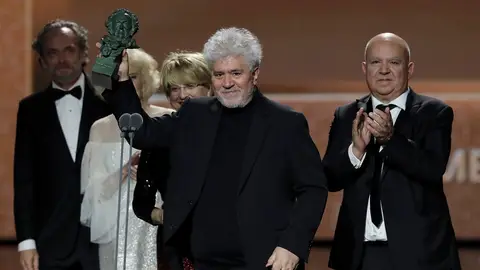 Almodóvar tras recoger un Goya Almodóvar tras recoger un Goya
