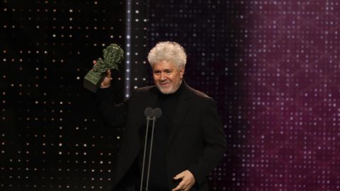 Pedro Almod&oacute;var recogiendo uno de los Premios Goya