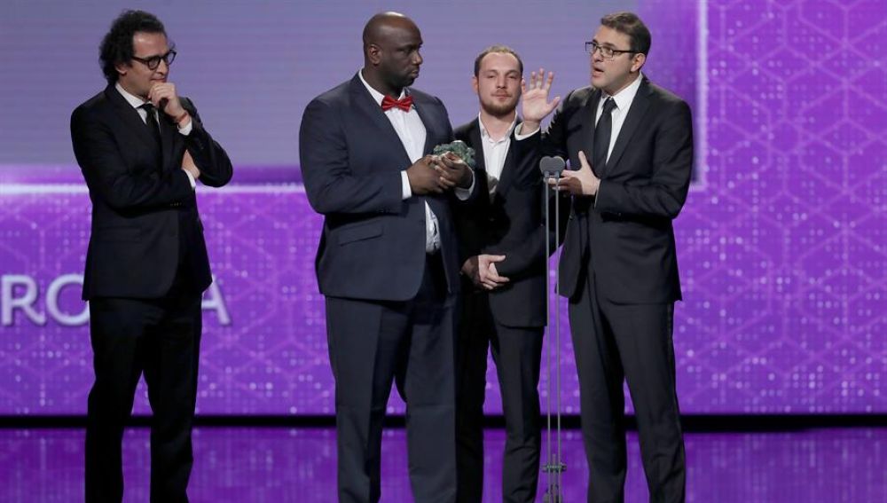 El equipo de 'Los miserables', ganadora a mejor película internacional