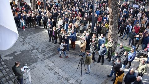 Decenas de personas se han concentrado en la Plaza de Espa&ntilde;a de Daimiel