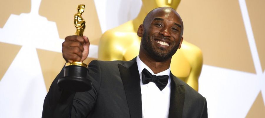 Kobe Bryant sostiene en 2018 su Oscar al Mejor Cortometraje de Animación Kobe Bryant sostiene en 2018 su Oscar al Mejor Cortometraje de Animación