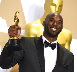 Kobe Bryant sostiene en 2018 su Oscar al Mejor Cortometraje de Animación Kobe Bryant sostiene en 2018 su Oscar al Mejor Cortometraje de Animación