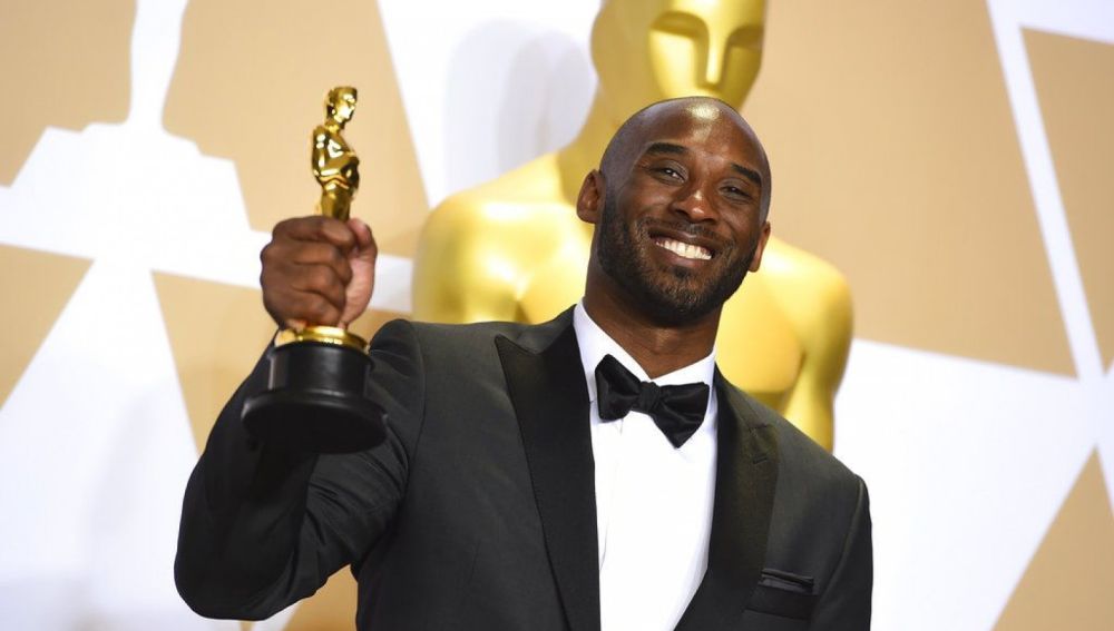 Kobe Bryant sostiene en 2018 su Oscar al Mejor Cortometraje de Animación