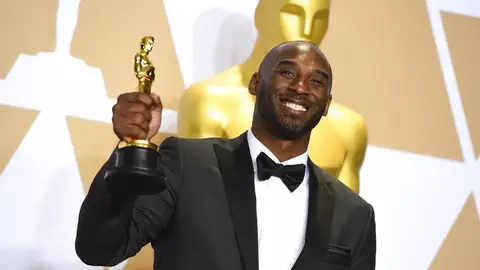 Kobe Bryant sostiene en 2018 su Oscar al Mejor Cortometraje de Animación Lo consiguió gracias a 'Dear Basketball', el poema con el que se despidió de la NBA
