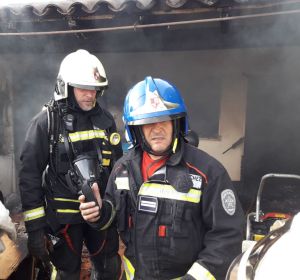 Bomberos del Consell de Mallorca interviniendo en el incendio que se declaró en una vivienda de Vilafranca de Bonany. Bomberos del Consell de Mallorca interviniendo en el incendio que se declaró en una vivienda de Vilafranca de Bonany.