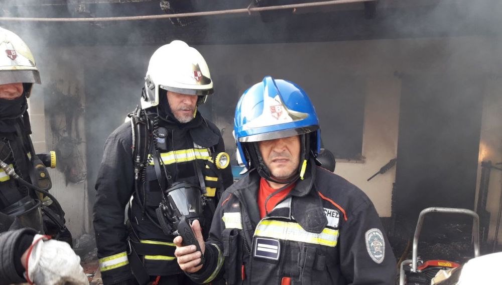 Bomberos del Consell de Mallorca interviniendo en el incendio que se declaró en una vivienda de Vilafranca de Bonany. 