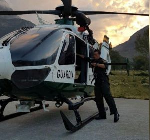 El helicóptero de la Guardia Civil que participa en el operativo de búsqueda del excursionista desaparecido en Mallorca a causa de la borrasca "Gloria". El helicóptero de la Guardia Civil que participa en el operativo de búsqueda del excursionista desaparecido en Mallorca a causa de la borrasca "Gloria".