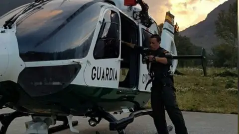 dispositivo de búsqueda A primer hora de la mañana se han incorporado medios aéreos con la ayuda de 100 vecinos colaboradores.