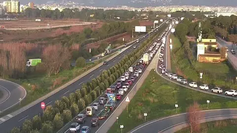 Imagen de atascos kilométricos en la autopista de Llucmajor a causa de una colisión mútiple. Accidente de tráfico