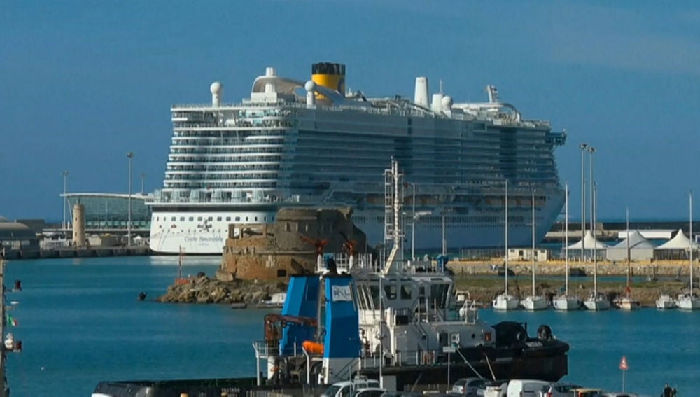 Maria Cartagena, pasajera del crucero retenido en Roma: "Nos hemos enterado de lo que está pasando por Internet" Maria Cartagena, pasajera del crucero retenido en Roma: "Nos hemos enterado de lo que está pasando por Internet"