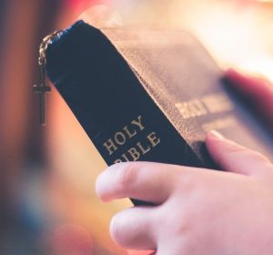 Una biblia con una cruz Una biblia con una cruz