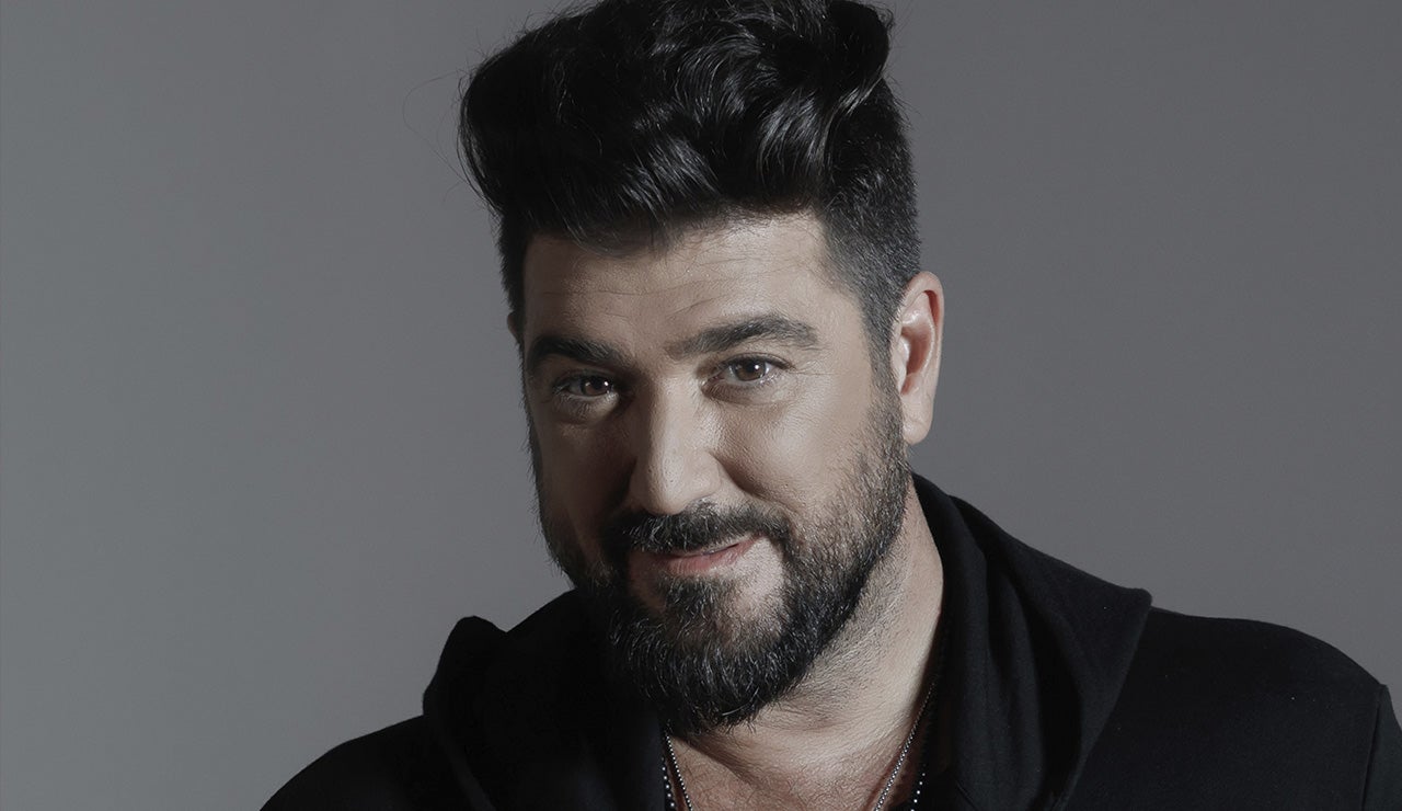Antonio Orozco: "Es un enorme regalo que mi canción 'El Héroe' tenga tanto sentido en este momento" Antonio Orozco: "Es un enorme regalo que mi canción 'El Héroe' tenga tanto sentido en este momento"