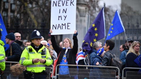 Una mujer sostiene un cartel contra el Brexit en Reino Unido