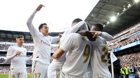 Los jugadores del Madrid celebran el gol de Benzema