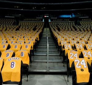 El Staples Center, con camisetas de Kobe Bryant para cada uno de los asistentes. El Staples Center, con camisetas de Kobe Bryant para cada uno de los asistentes.