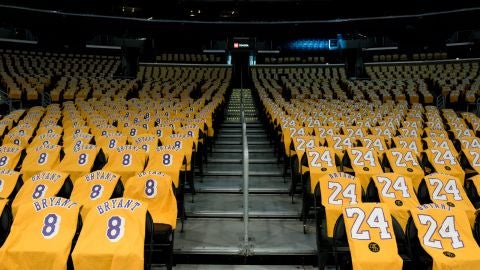 El Staples Center, con camisetas de Kobe Bryant para cada uno de los asistentes.