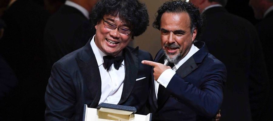 Alejandro González Iñárritu, presidente del jurado de Cannes 2019, señala a Bong Joon-Ho, ganador de la Palma de Oro Alejandro González Iñárritu, presidente del jurado de Cannes 2019, señala a Bong Joon-Ho, ganador de la Palma de Oro