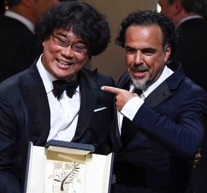 Alejandro González Iñárritu, presidente del jurado de Cannes 2019, señala a Bong Joon-Ho, ganador de la Palma de Oro Alejandro González Iñárritu, presidente del jurado de Cannes 2019, señala a Bong Joon-Ho, ganador de la Palma de Oro