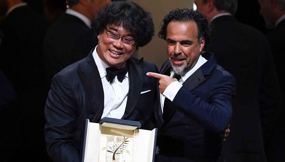 Alejandro González Iñárritu, presidente del jurado de Cannes 2019, señala a Bong Joon-Ho, ganador de la Palma de Oro