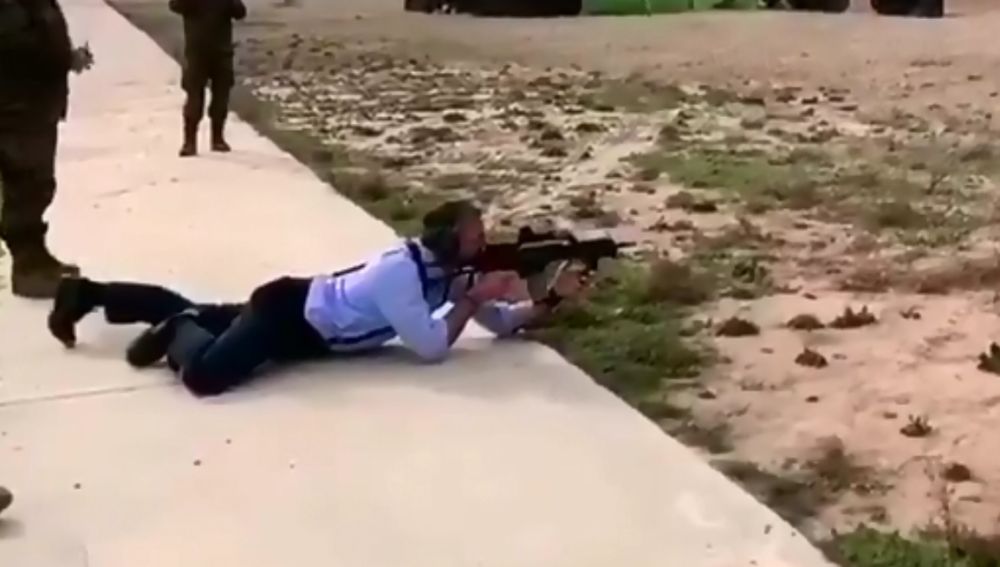 El diputado de Vox, Javier Ortega Smith, disparando con un rifle